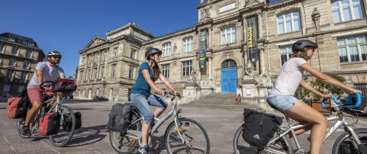 Cyclistes devant le musée des Beaux-Arts de Rouen