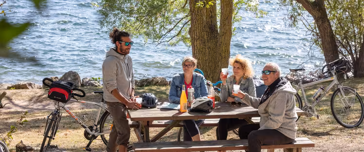 Pause pique-nique au bord de l'étang de Léry-Poses