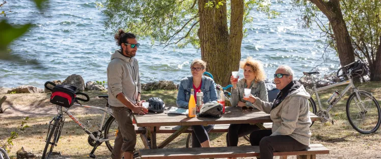 Pause pique-nique au bord de l'étang de Léry-Poses