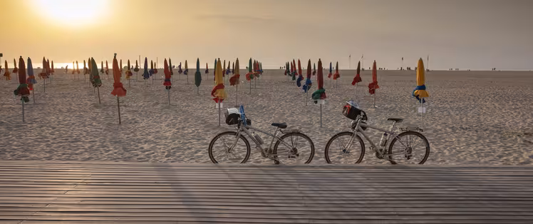 À vélo sur la plage de Deauville