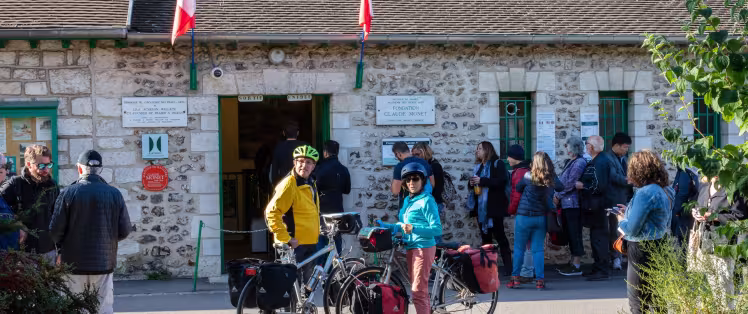 Voyageurs à vélo devant l'entrée de la maison de Claude Monet à Giverny