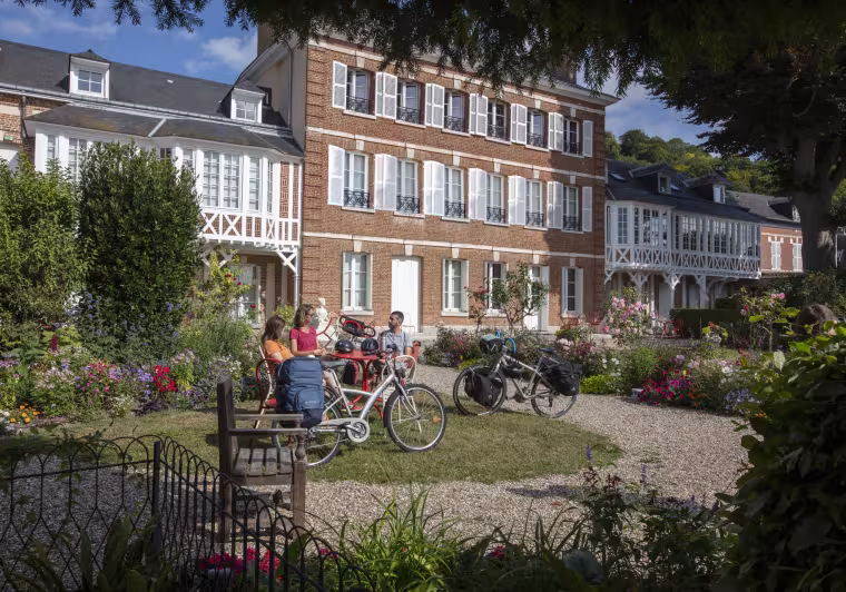 Cyclistes devant le musée Victor Hugo à Villequier