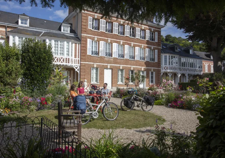 Cyclistes devant le musée Victor Hugo à Villequier