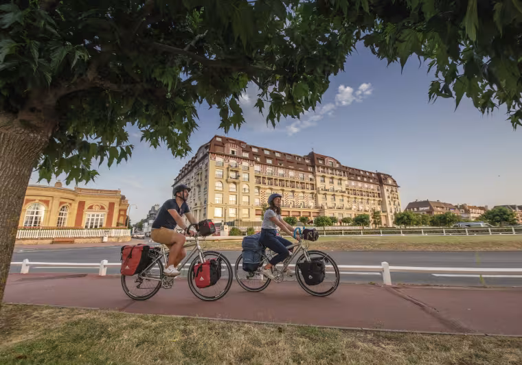 Cyclistes devant l'Hôtel Barrière le Royal à Deauville