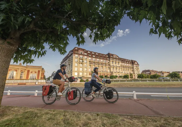 Cyclistes devant l'Hôtel Barrière le Royal à Deauville