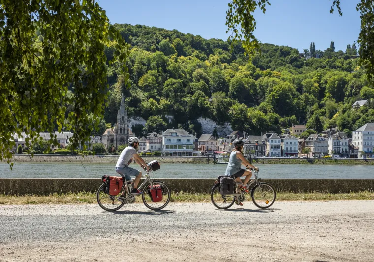 Arrivée à La Bouille à vélo, côté Sahurs