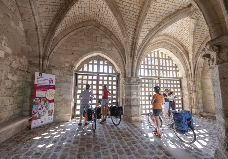 Cyclistes devant la porterie de l'abbaye de Jumièges