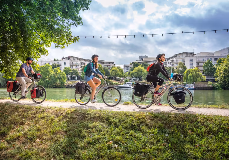 Cyclistes sur La Seine à Vélo sur l'île de Chatou
