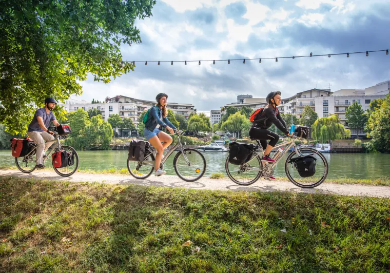 Cyclistes sur La Seine à Vélo sur l'île de Chatou