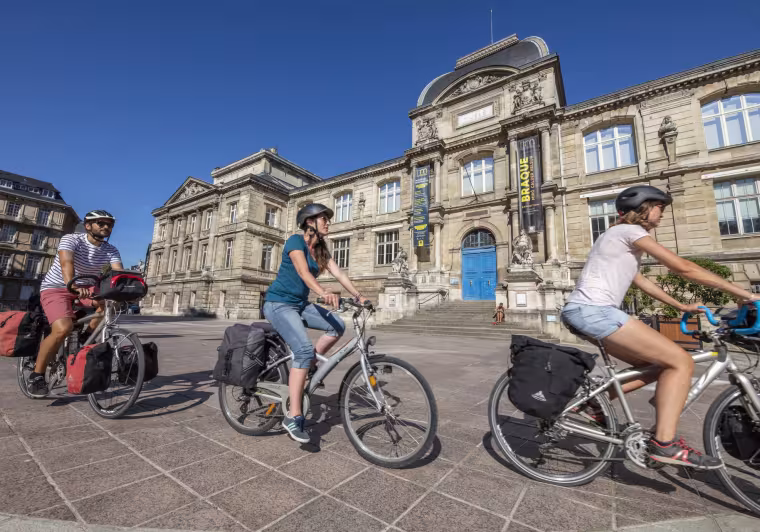 Cyclistes devant le musée des Beaux-Arts de Rouen