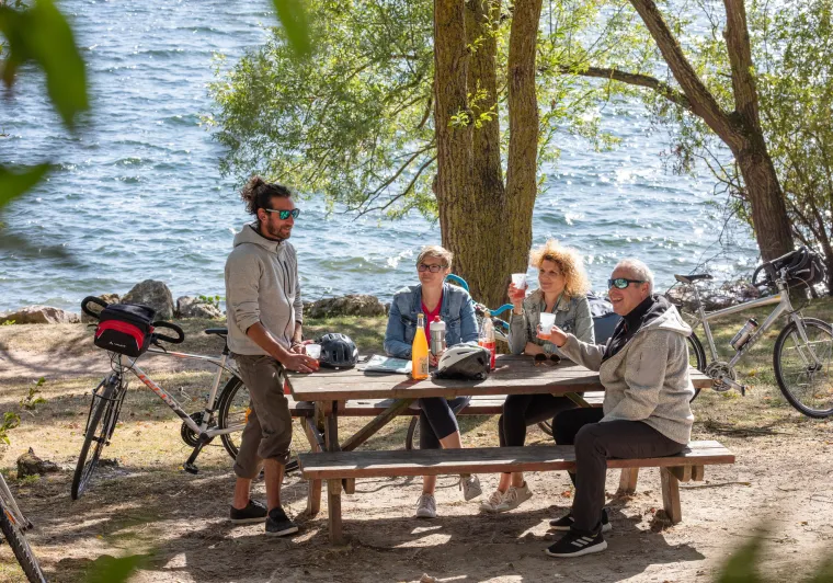 Pause pique-nique au bord de l'étang de Léry-Poses